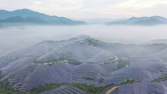 美丽的山地太阳能发电厂在晨雾中