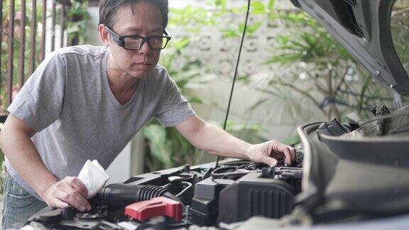一名男子用智能眼镜检查汽车发动机