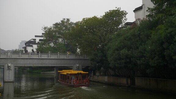白天时间南京古城著名江边游船交通慢镜头全景4k中国