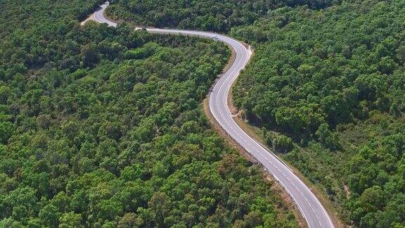 比利牛斯山公路的航拍视频