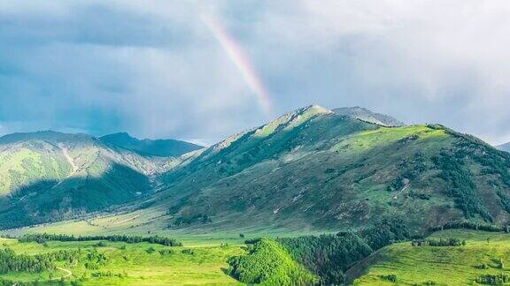 新疆的青山和彩虹景观