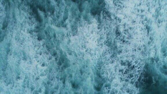 海浪和白色泡沫的空中慢镜头