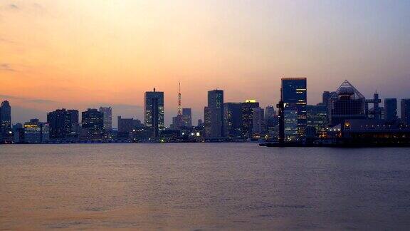 黄昏时分的东京湾和彩虹桥