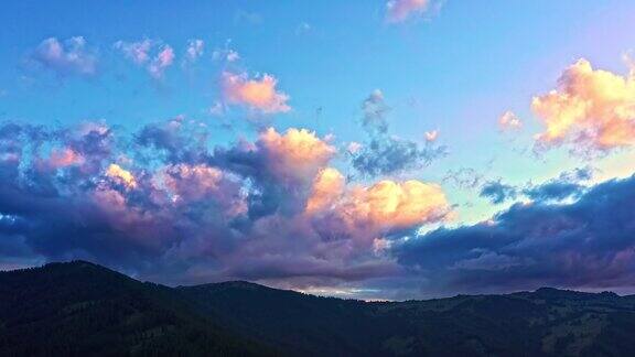 日出时山和彩云的鸟瞰图