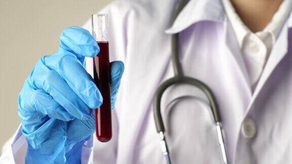 医生拿着试管在实验室展示成功的血液样本