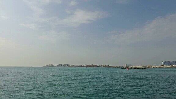 在迪拜海岸线附近巡航