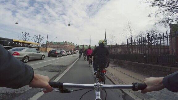 POV骑着城市道路上的城市自行车