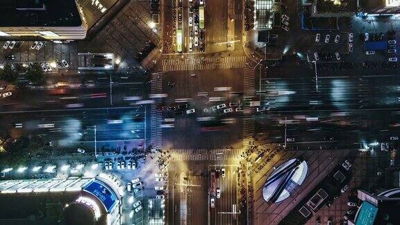 HA无人机夜间城市街道十字路口的视角