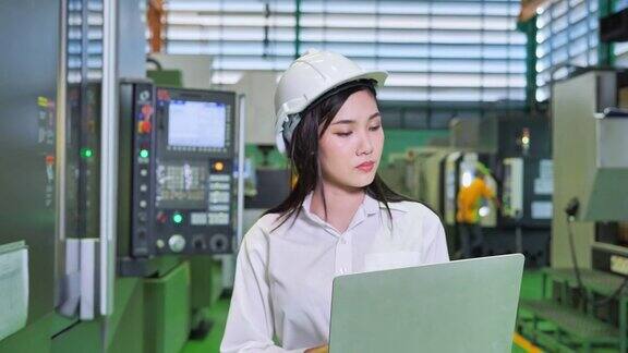 女工程师在工厂操作数控机械