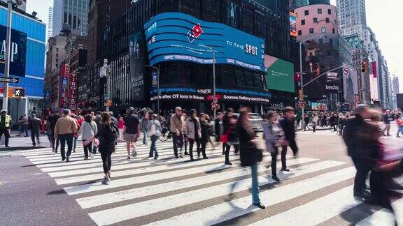 一群匿名游客在美国纽约时代广场散步和参观的4K时间间隔