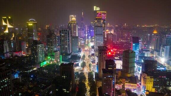 飞行飞越南京市市中心区夜间照明显示交通街道空中延时全景4k中国