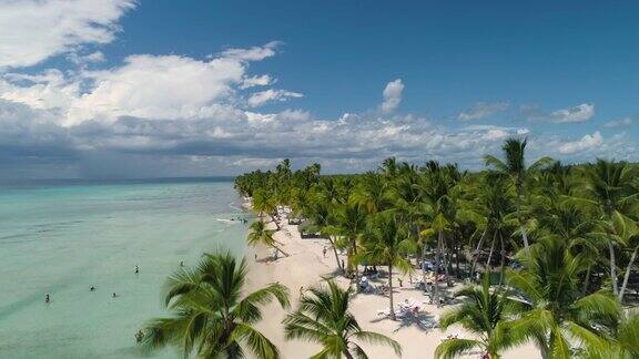 多米尼加共和国蓬塔卡纳热带岛屿海滩的鸟瞰图暑假假期