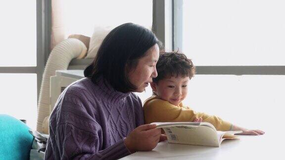 母亲和儿子在客厅里看书