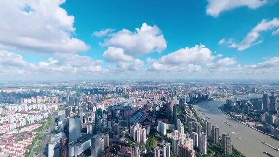 云雾午后的上海时光流逝上海鸟瞰图黄浦江上的船只道路上繁忙的交通云朵移动阴影跟随4k镜头b滚动拍摄