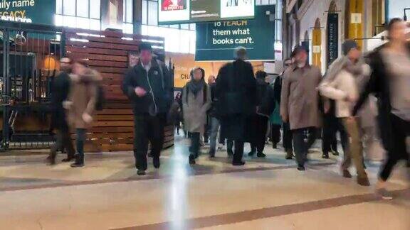 美国波士顿火车站里的乘客和游客