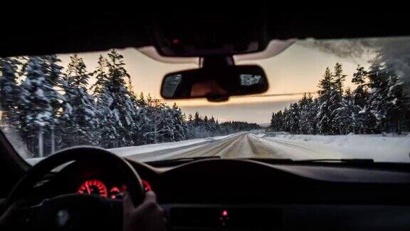 驾驶在冬季的道路-观点