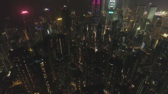 《香港住宅大厦之夜》鸟瞰图无人机正在向前飞行远景