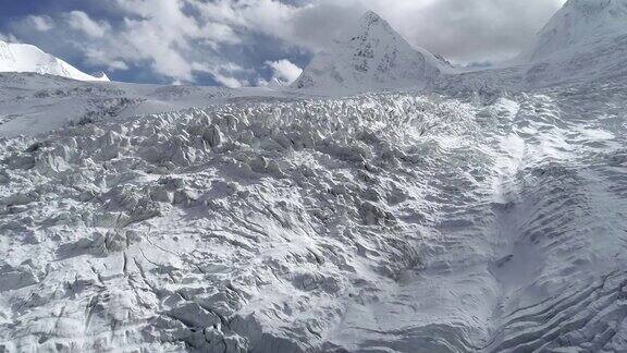 无人机飞越中国西藏冰川泻湖上空的航拍镜头航拍镜头