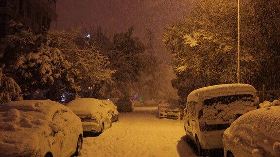 夜里街上下着雪