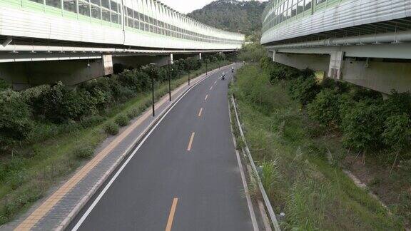 交警在高速公路上开车