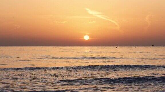 海上美丽的日出