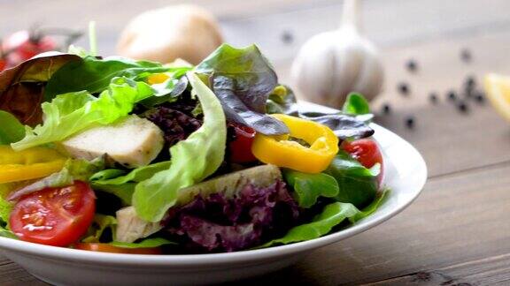 健康新鲜的蔬菜沙拉配水煮鸡胸肉