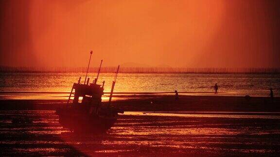 古老的木船与风景日落的背景在黄昏