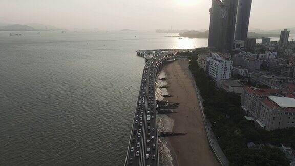 拥挤的城市海滨公路