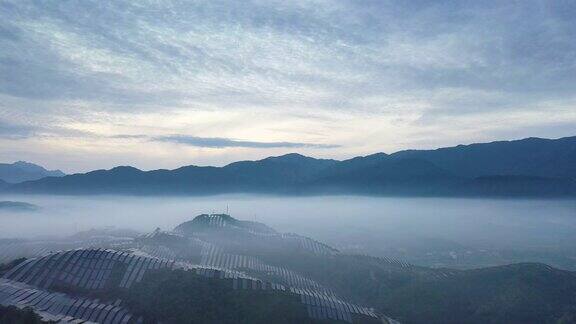 山顶的太阳能发电厂在雾中