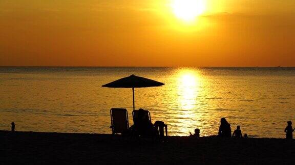 日落沙滩伞在沙滩风景岛彩色戏剧性的天空概念与地平线