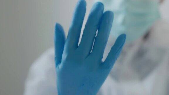 女医生戴上手术手套