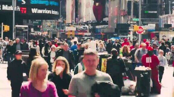 在美国纽约漫步的行人和游客