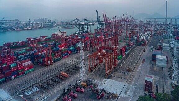香港进出口业务物流中使用起重机装载集装箱的国际港口的昼夜延时(放大)