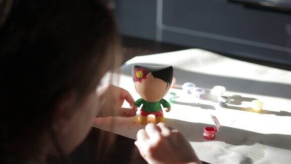 小女孩在画她的玩具在家里画画活动孩子在家里的休闲活动小女孩在画玩具雕像