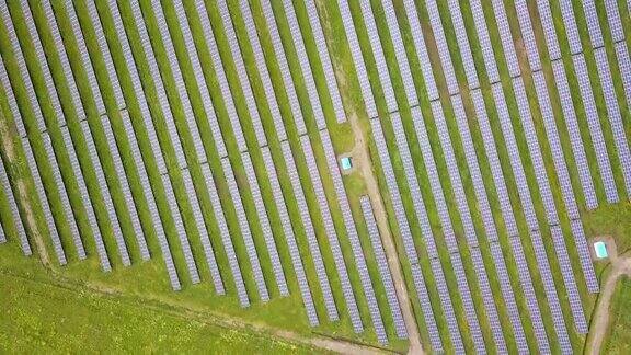 太阳能发电厂的鸟瞰图生产清洁生态能源的光电板