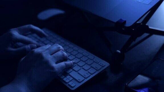 女人用手在键盘上打字