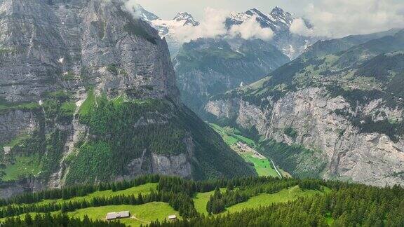 美丽的山脉与冰川瀑布和山谷-瑞士阿尔卑斯山的自然瑞士劳特布龙嫩山谷鸟瞰图