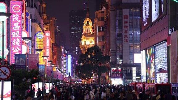 中国上海2019年12月22日:南京路是上海的主要商业街南京路的霓虹灯闪烁该地区是主要的购物区也是世界上最繁忙的购物街之一