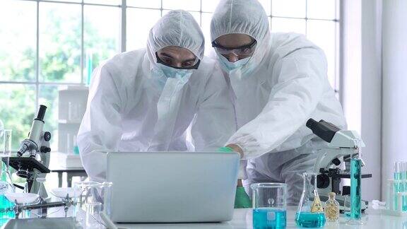 两名男性科学家在实验室中使用数字平板电脑