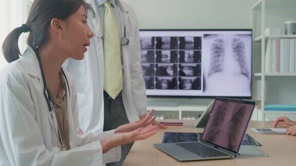 医疗队特写亚洲男、女医生医学检查病人在电脑上的x线图像在医院讨论结果会议医疗保健