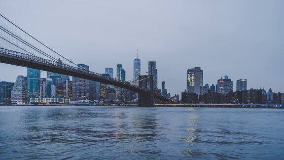 从白天到夜晚的曼哈顿布鲁克林大桥公园
