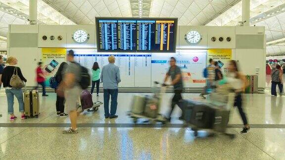4K时光流逝:乘客在机场等待行李时行走