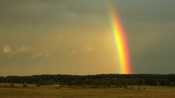 一道彩虹横跨广阔的风景