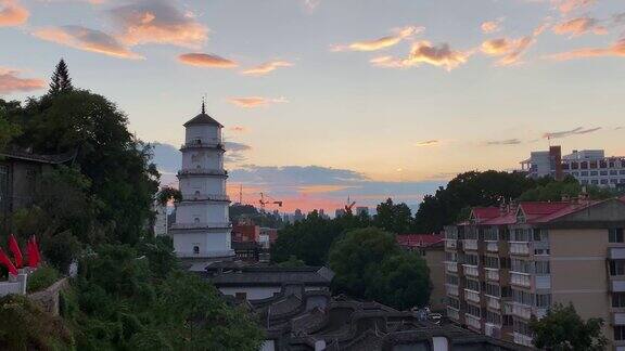 时间的流逝白塔与色彩斑斓的晚霞背景