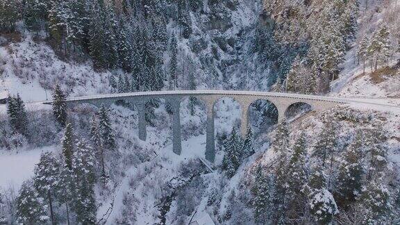瑞士冬季的Landwasser高架桥冰川和Bernina高速铁路