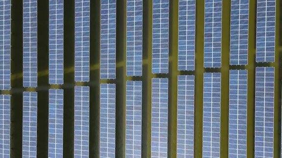 鸟瞰图的太阳能电池板上的水在湖绿色替代能源概念