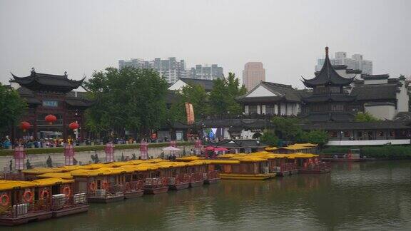 雨天南京著名旅游老城河广场交通慢动作全景4k中国