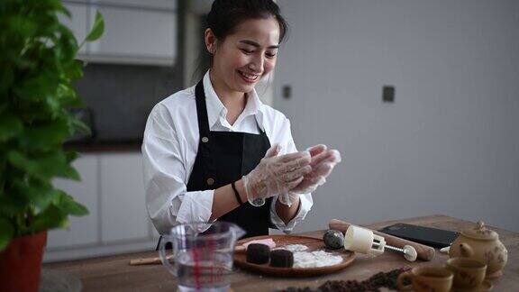 一位亚洲华裔美女在厨房制作中国传统的雪皮月饼