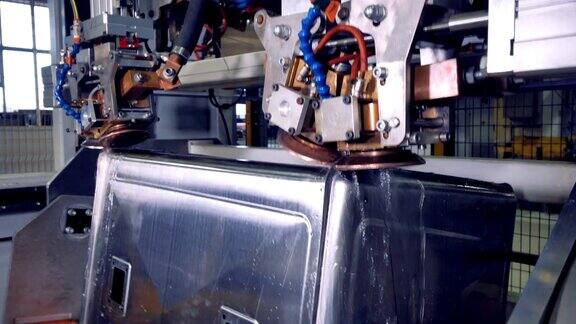 焊接金属零件的机器人设备