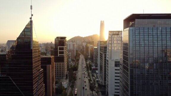 位于智利圣地亚哥的阿波昆多大道上的现代摩天大楼